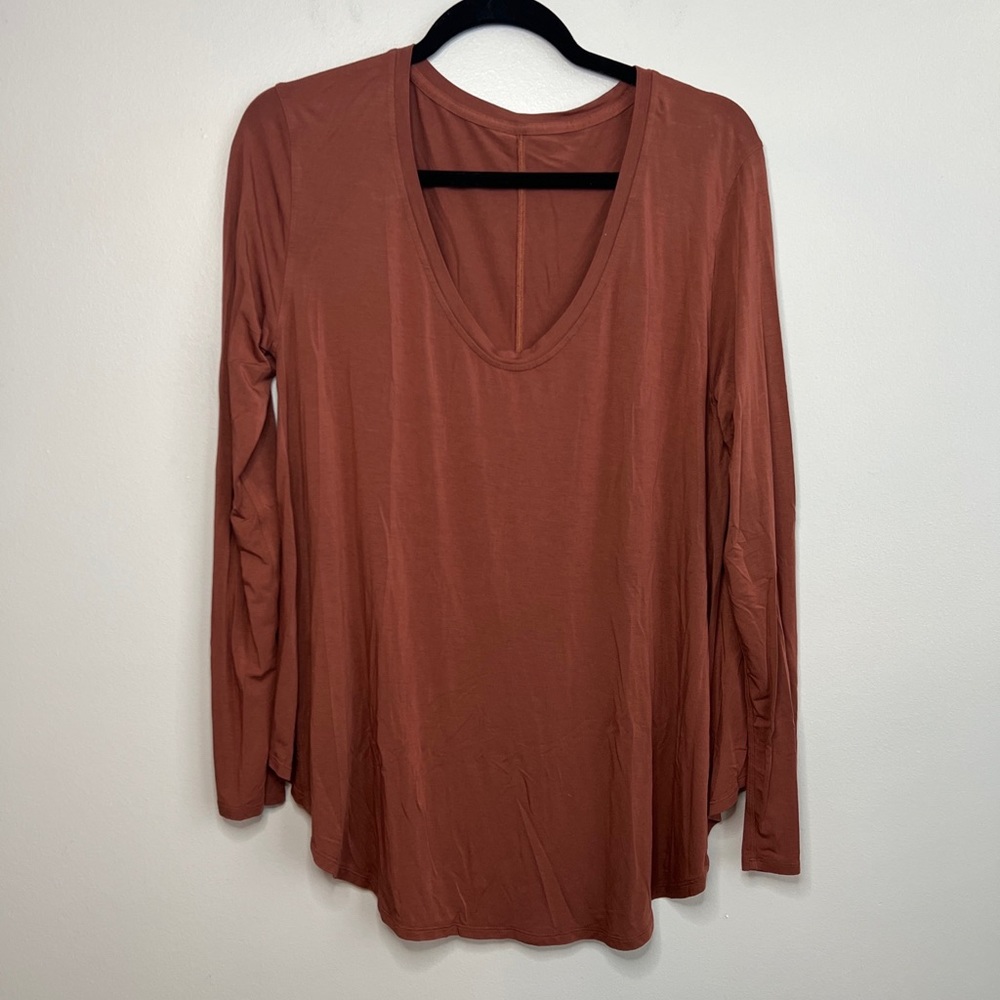 lululemon athletica Long Sleeve V-Neck Tee in Rust